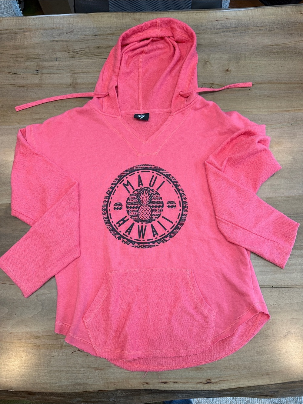 ALOHAS Coral Pink V-Neck Hooded Pullover with Maui Hawaii Graphic